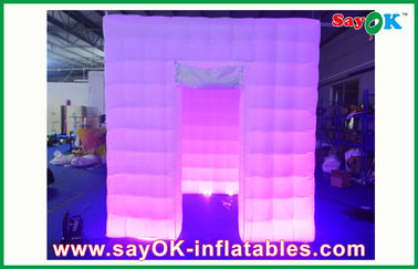 غرفه تبلیغاتی غرفه عکس بادی مهمانی عروسی قابل حمل 2.4 متری با لوگوی 1 دری را نمایش می دهد.