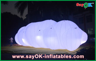 پرتوهای 0.18mm پلاستیکی بادی هلیم Cloud Balloon Float در هوا با نور چراغ