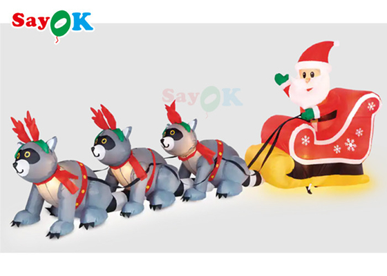 تزئینات کریسمس بادی غول پیکر سه راکون بابانوئل را برای هدیه دادن می کشند
