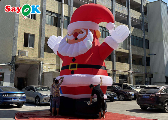 بابا نوئل بادی بزرگ تزئینات کریسمس را برای فعالیت در فضای باز منفجر می کند