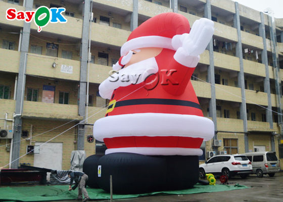بابانوئل با باد 8 کریسمس در فضای باز با پوشیدن کلاه قرمز